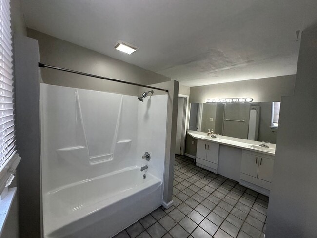 Building Photo - *** Shadyside * Large 4 Bedroom House For ...