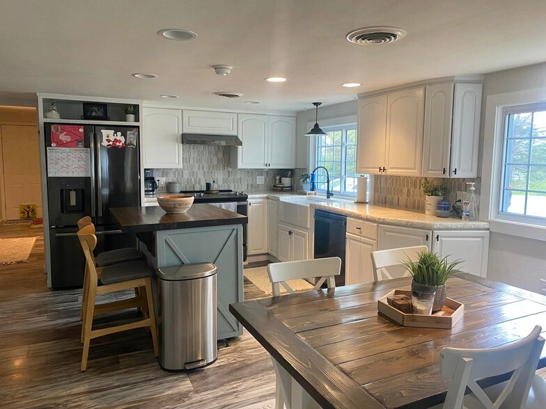 Building Photo - 7812 W Saint Martins Blvd