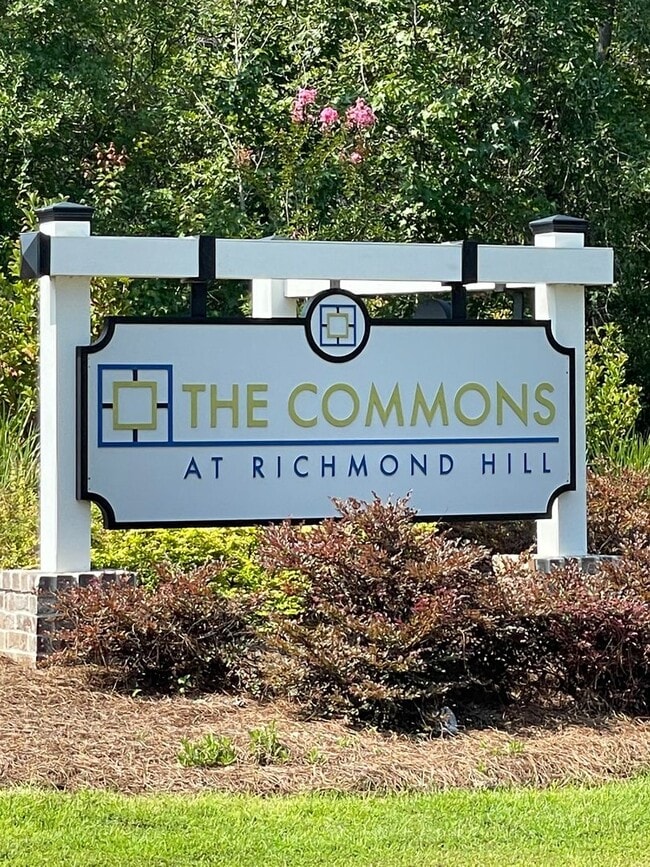Building Photo - THE COMMONS AT RICHMOND HILL **Rent Specia...