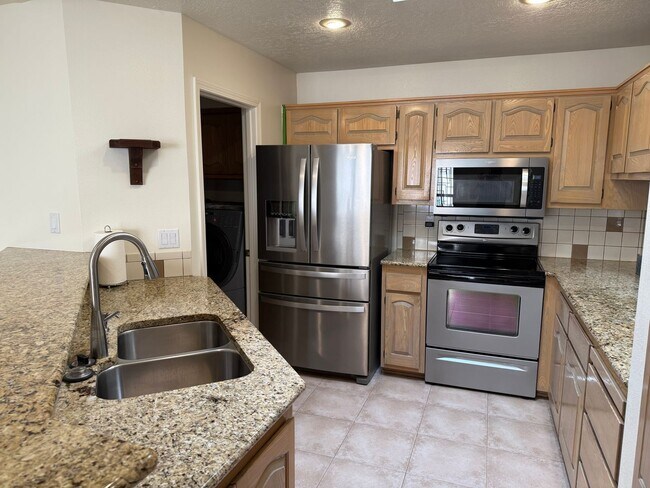 Building Photo - Desirable 3 Bed 2 Bath 2 Car Garage