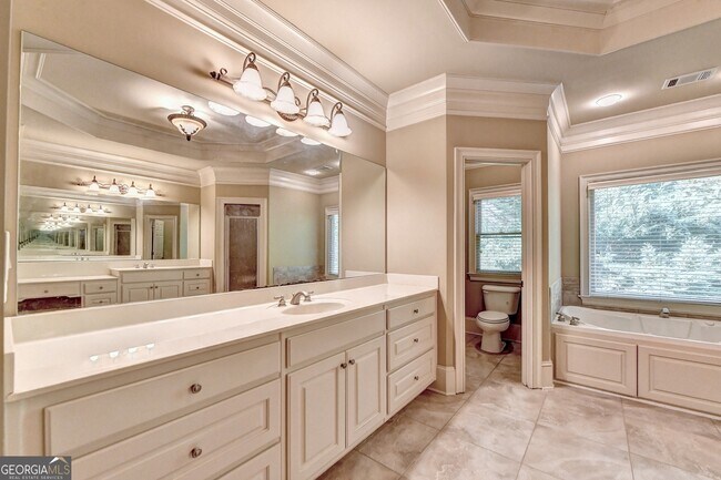 Building Photo - 8920 Doral Dr