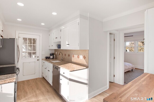 Building Photo - 36 Middlebury St