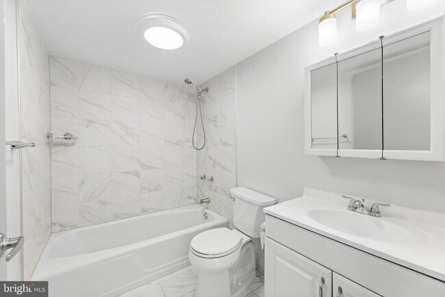 Building Photo - 3226 Sayre Dr