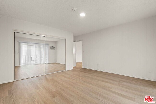 Building Photo - 15540 Moorpark St