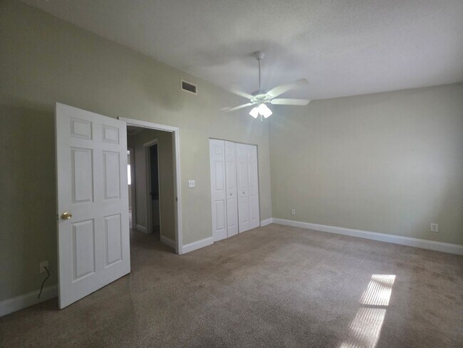 Building Photo - 2 bedroom 1/5 Bath Townhome in South Daytona