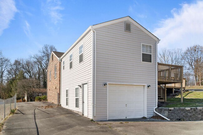 Building Photo - Updated 3bd/2bth home with Remodeled Master Suite & Prime Location!