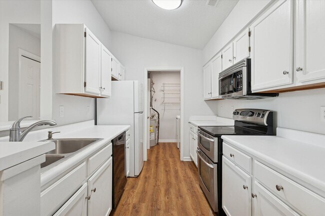 Building Photo - 2BR/2BA Condo Near Langley AFB