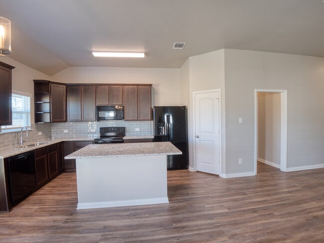 Building Photo - 1368 Kingsgate Dr