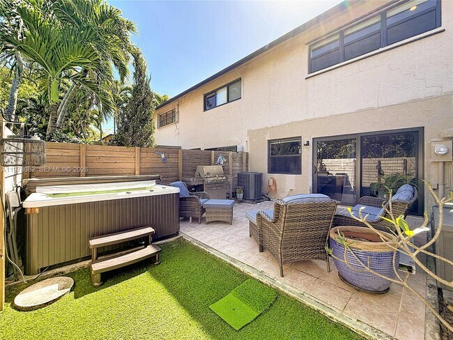 Building Photo - 2128 NE 9th Ave