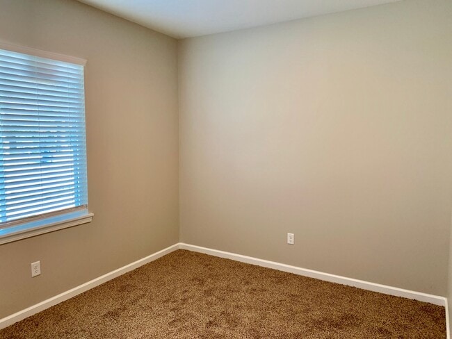 Building Photo - Recent construction --  3 bed/ 2 bath Dupl...