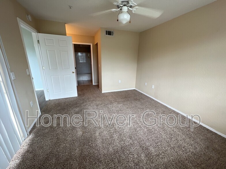 Building Photo - 13929 Fairway Island Dr