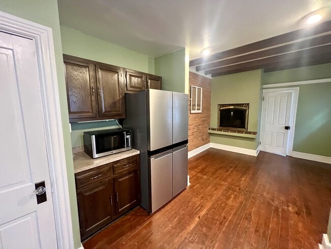 Building Photo - 533 W Walnut St