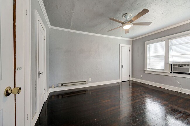 Building Photo - Charming 2-Bed, 1-Bath Upstairs Duplex Near the Paseo District * * * $350 MOVE-IN SPECIAL * * *