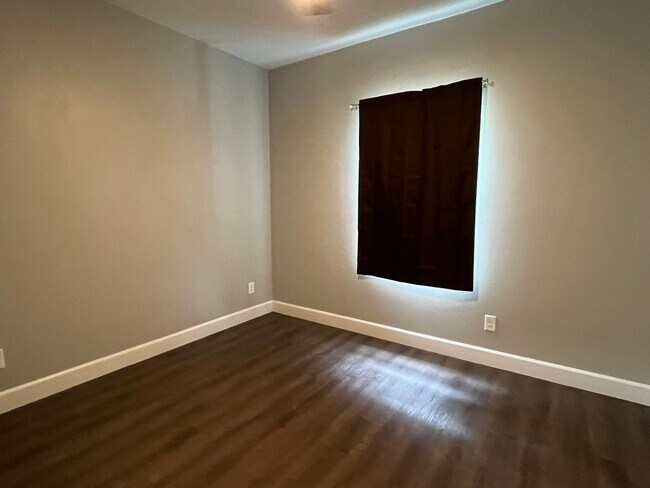 Building Photo - Upgraded New 3 Bedroom, 2 Bath home in Emerald Cove