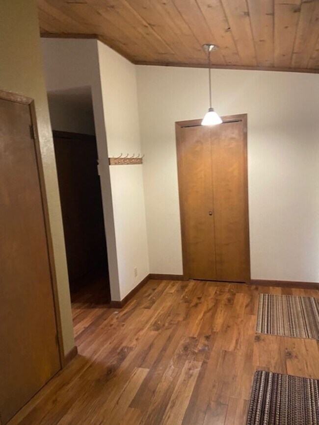 Building Photo - Excellent eastside location, 3/2, fenced yard, 2 car garage