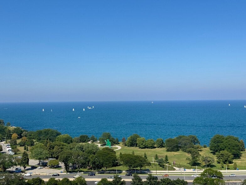 Building Photo - 2970 N Lake Shore Dr