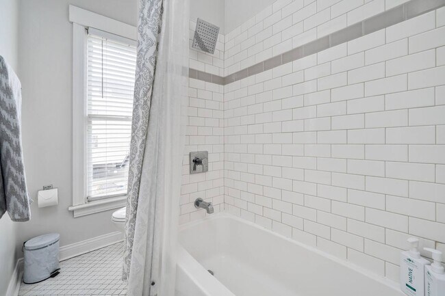 Building Photo - 802 Hamlet St