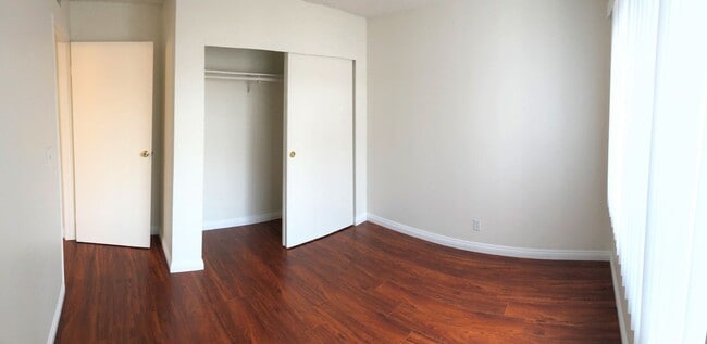 Building Photo - Spacious, bright and HUGE 2bd/1ba + 2 park...