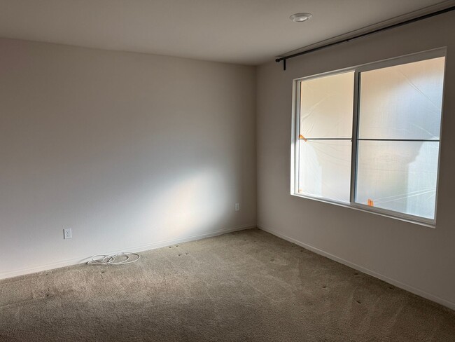 Building Photo - 4 bedroom townhome in Camarillo’s Springvi...