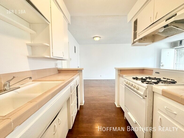 Building Photo - 7171 Lexington Ave