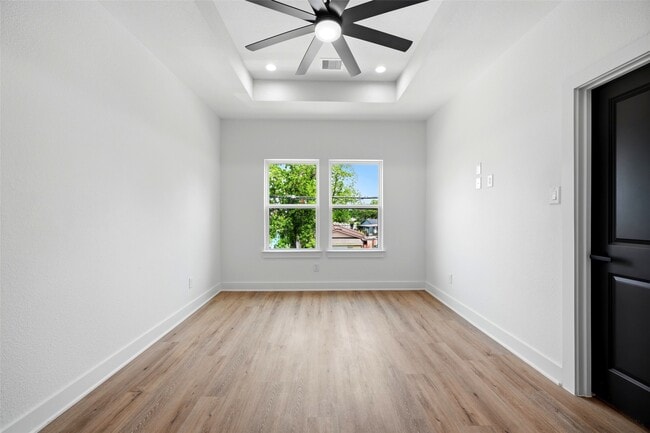 Building Photo - 2107 Esther Dr