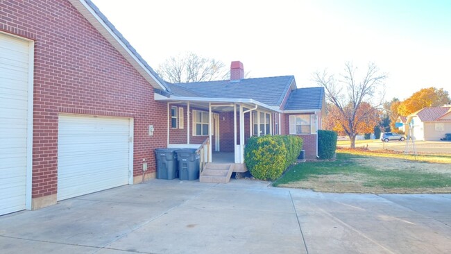 Building Photo - Stunning 3 Bedroom All Brick Home. Small D...