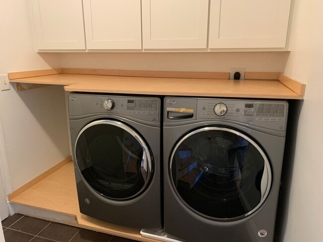 Building Photo - Available Now! 4 Bedroom (with office)-3 Bath- Pets negotiable