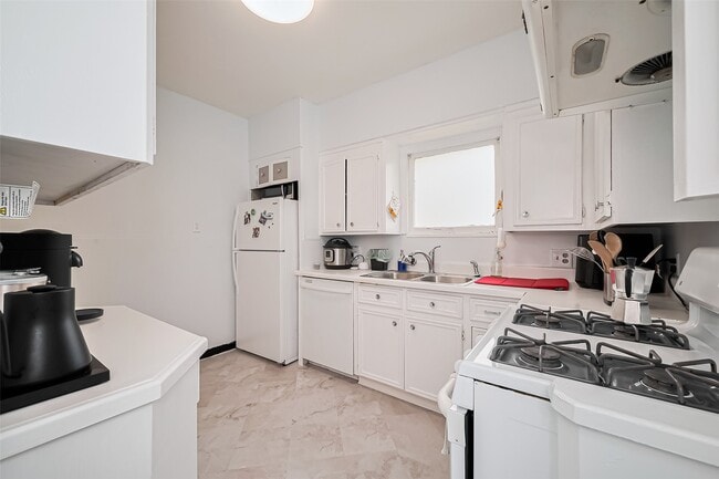 Building Photo - 2163 University Blvd