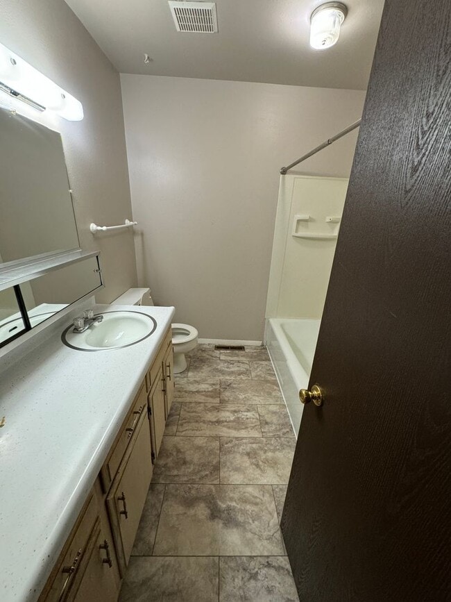 Building Photo - 2 bed, 2 office, 2 bath Townhouse