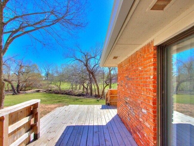 Building Photo - Beautiful 3bed/2bath Townhome Available in...