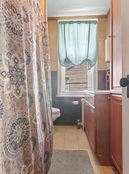 Full bathroom - 125 N 4th St