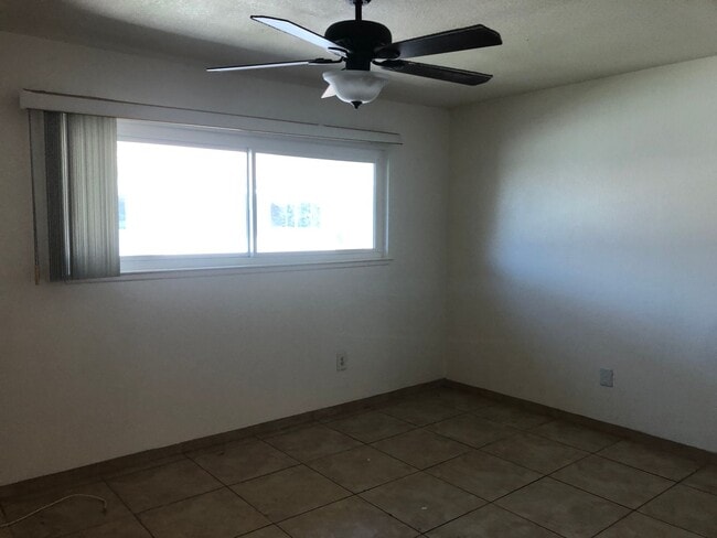 Building Photo - Santa Ana townhome style.  2 bed, 1 1/2 ba...