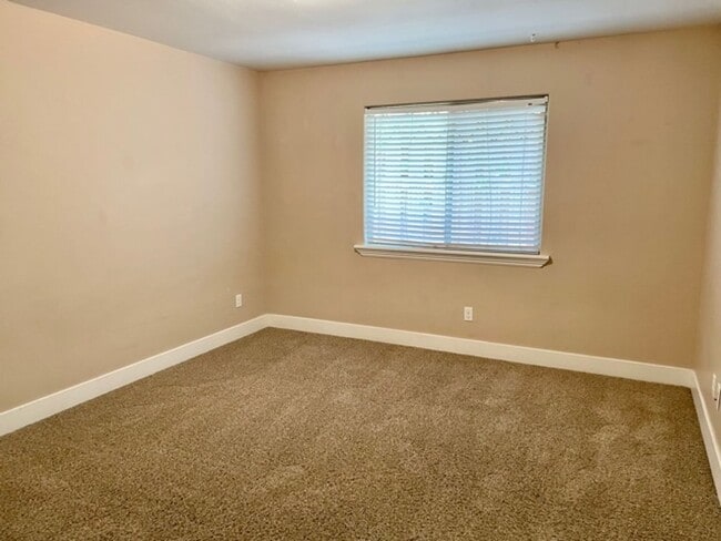 Building Photo - Newer and Upgraded 4 Bedroom 2 Bathroom near Cal Poly