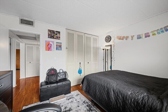 Building Photo - 3223 W Parkway Dr