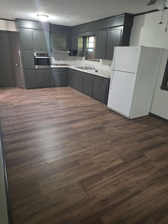 Building Photo - 1059 Maria Dr