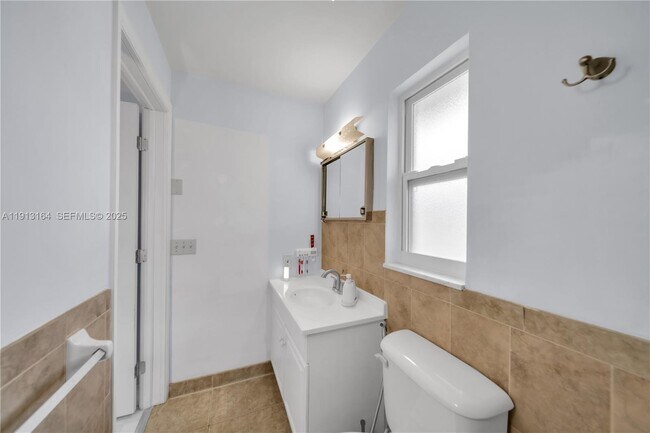 Building Photo - 246 SE 44th St