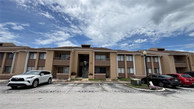 Building Photo - 5169 Vineland Rd