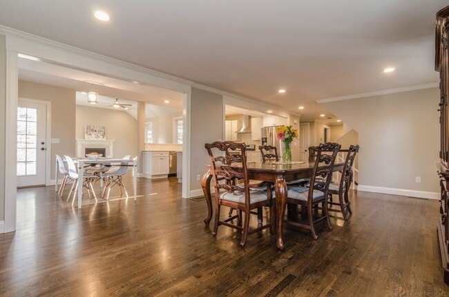 Building Photo - 718 Main St