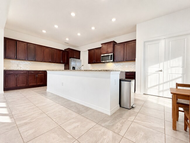 Building Photo - Experience modern & expansive living in this corner-lot 5Bedrooms/3.5Bath home at Ocala!
