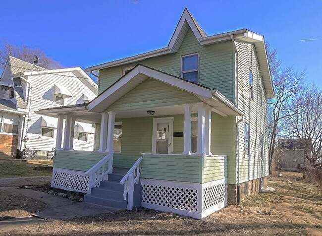 Building Photo - GREAT HOUSE ON BEAUTIFUL STREET GOODYEAR HEIGHTS