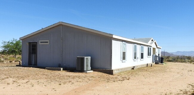 Building Photo - Your Country Living Retreat Awaits
