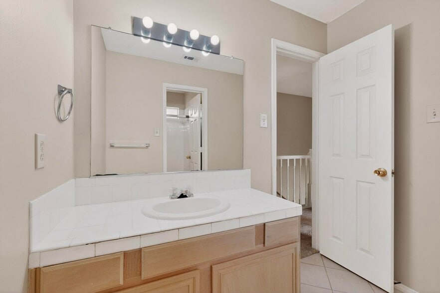 Building Photo - 636 Raintree Cir