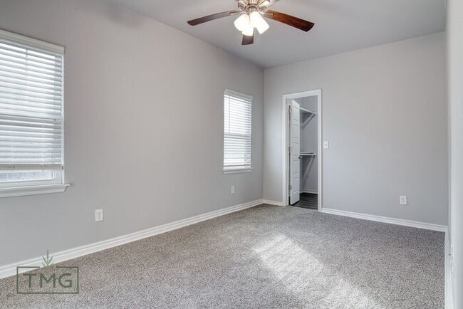 Building Photo - Spacious 3/2 with Front Porch, Fenced Yard...