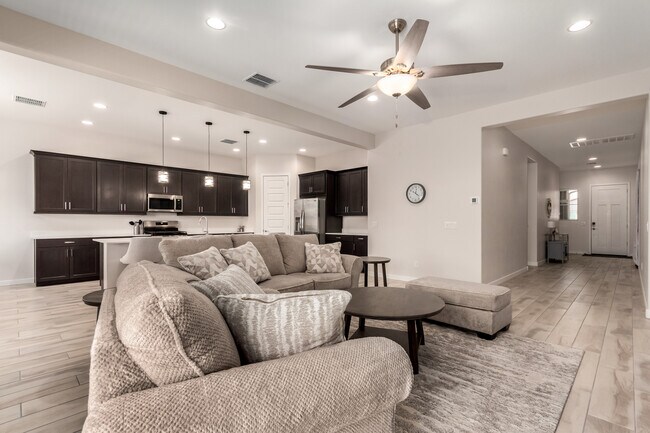 Building Photo - 941 Treasure Trl