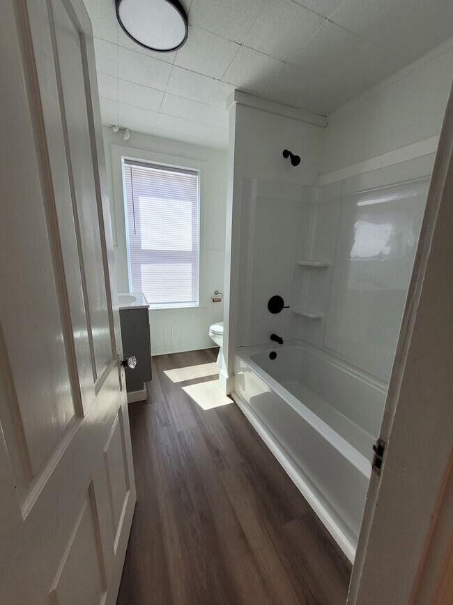 Building Photo - 565 W Market St