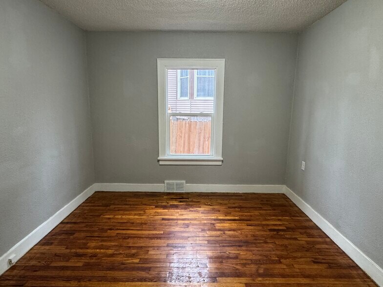 Building Photo - 824 Tremont Ave