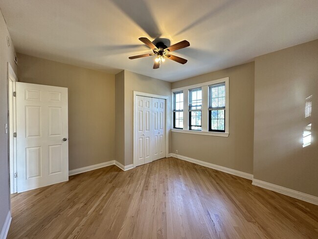 Building Photo - 901 Green Bay Rd