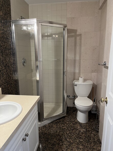 Tiled Bathroom - 33 Halsey Street