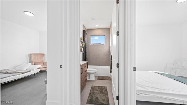 Building Photo - 1017 NE 4th Pl