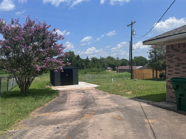 Building Photo - 802 Hillside Dr